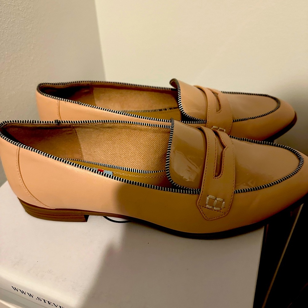 Women’s Nude Loafer w/ fun black/white stitching size 11